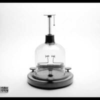 Voorwerpen\15800\15801m.jpg; V17579; Glazen stolp voor Bohnenberger elektroscoop, 1875-1900Glass dome for Bohnenberger electroscope, 1875-1900; Elektroscoop (onderdeel)Electroscope (component)